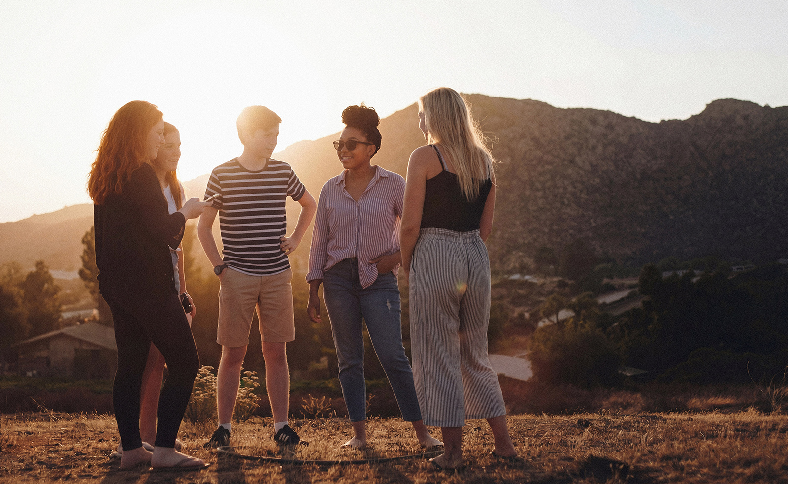 Groupe de jeunes au coucher du soleil