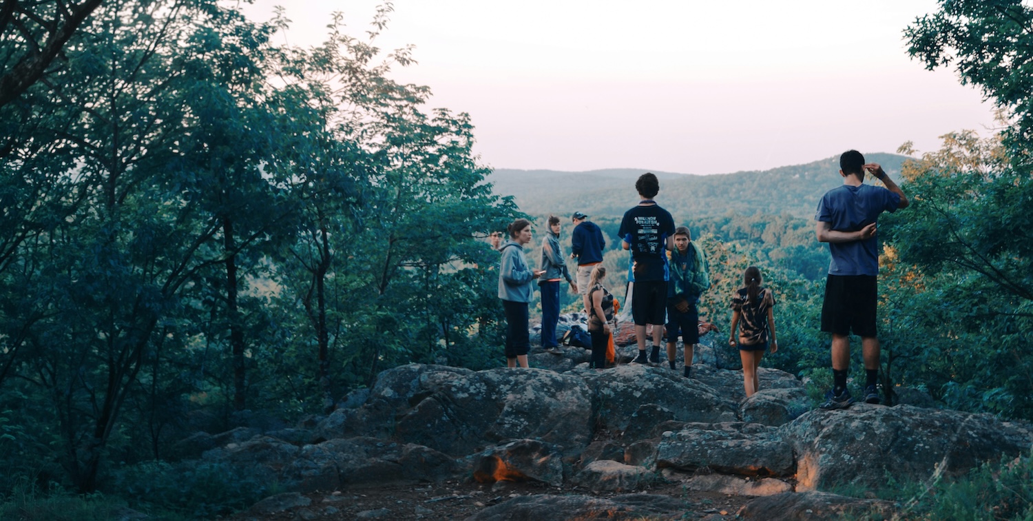 Groupe de jeunes au coucher du soleil